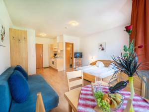 salon z łóżkiem i stołem z misą owoców w obiekcie Scenic Apartment in Top Location w Neustift im Stubaital