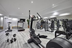 ein Fitnessstudio mit mehreren Laufbändern und Ergometern in der Unterkunft The Curve Hotel BayArena in Leverkusen + 66 Fotos