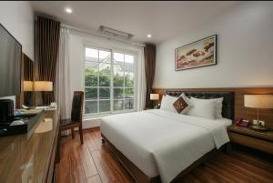 Postel nebo postele na pokoji v ubytování Lam Anh Hotel 2 Dương Nội Hà Đông