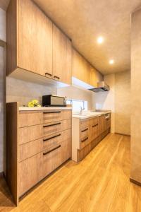 Kuchyň nebo kuchyňský kout v ubytování PREMIER suite Shinjuku West 3F 4F