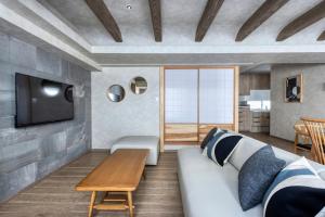 TV a/nebo společenská místnost v ubytování PREMIER suite Shinjuku West 3F 4F + 18 fotografií