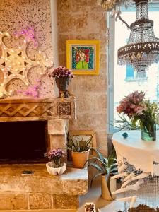 Fotografie z fotogalerie ubytování Hydria Guest House Art Gallery Dimora d artista con terrazza e vasca idromassaggio nel cuore del borgo antico Artists Home with terrace and jacuzzi in the heart of the old town v destinaci Acquaviva delle Fonti