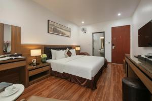 Postel nebo postele na pokoji v ubytování Lam Anh Hotel 2 Dương Nội Hà Đông + 9 fotografií