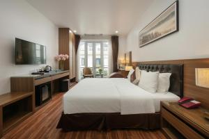 Postel nebo postele na pokoji v ubytování Lam Anh Hotel 2 Dương Nội Hà Đông