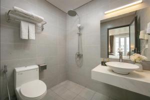Et badeværelse på Lam Anh Hotel 2 Dương Nội Hà Đông + 6 billeder