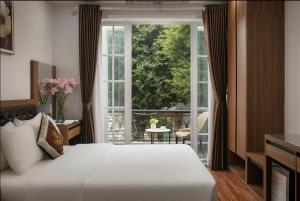 En eller flere senge i et værelse på Lam Anh Hotel 2 Dương Nội Hà Đông