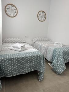 Habitación con 2 camas y 2 reposapiés en Villa dos Soles, en Vejer de la Frontera