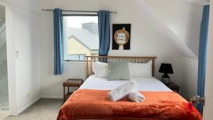 Postel nebo postele na pokoji v ubytování Vaneric Stays - Goldleaf Getaways 10
