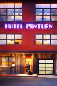 mężczyzna stojący przed hotelowym minivanem w obiekcie Hotel Minturn w mieście Minturn