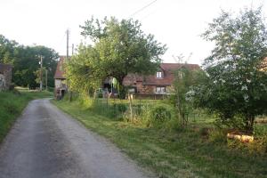 a dirt road in front of a house at B&B Le Relais de Chantecor in La Coquille