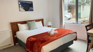 Postel nebo postele na pokoji v ubytování Vaneric Stays - Goldleaf Getaways 10
