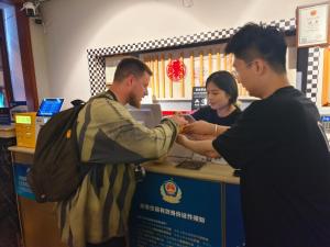 入住Beijing Xingshe Youth Hostel--Nearby Tiananmen square & Forbidden City & Houhai Bar street--1 minute walk to subway, Cat-keeping, Great wall&Forbidden city one day tour, Wifi and laundry room, English speaking Reception的客人