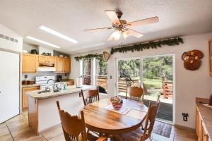 Cucina o angolo cottura di Gorgeous Historic 3 BR Log Cabin w Forest Views 20 Minutes from Flagstaff Now with Wi-Fi