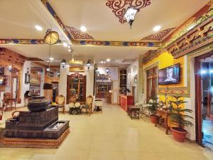 a room filled with lots of tables and chairs at Hotel Grand Himalaya in Leh