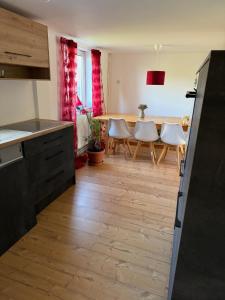 a kitchen and dining room with a table and chairs at Ferienwohnung Odenwald Fernblick in Brombachtal