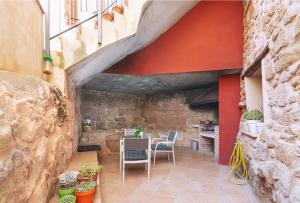 un patio con tavolo e sedie in un edificio di Patio con barbacoa - Casa de las Letras a Lledó
