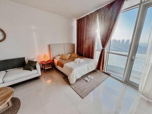 Ein Bett oder Betten in einem Zimmer der Unterkunft Boho Chic Studio, Pool & Gym