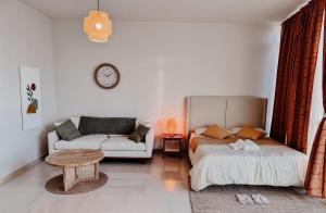 Ein Bett oder Betten in einem Zimmer der Unterkunft Boho Chic Studio, Pool & Gym