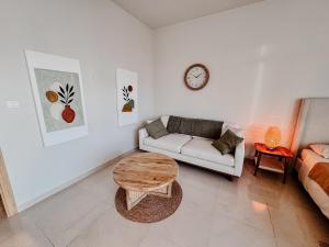 Ein Sitzbereich in der Unterkunft Boho Chic Studio, Pool & Gym