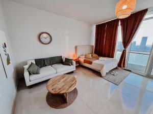 Ein Sitzbereich in der Unterkunft Boho Chic Studio, Pool & Gym