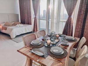 Ein Bett oder Betten in einem Zimmer der Unterkunft Boho Chic Studio, Pool & Gym