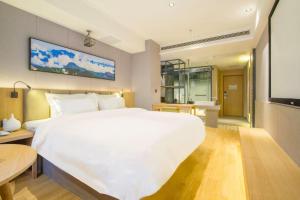 Letto o letti in una camera di TRUE GO Hotel Bejing Sanyuangiao Yansha