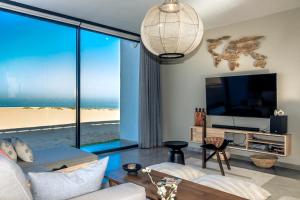 Una sala de estar con vista a la playa en Villa Serenity Luxury Beachfront Retreat, en Walvis Bay