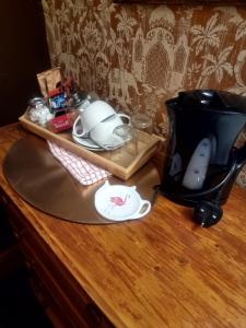 Příslušenství pro přípravu čaje a kávy v ubytování Tracey's Driftwood
