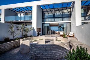 una casa con una hoguera en el patio trasero en Villa Serenity Luxury Beachfront Retreat, en Walvis Bay