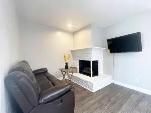 Μια τηλεόραση ή/και κέντρο ψυχαγωγίας στο Comfortable 3Br 2 5ba Unit in SF +30 φωτογραφίες