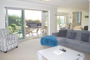 新普利茅斯Magic on Molesworth - 2BR townhouse near CBD的带沙发和桌子的客厅