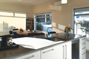 Dapur atau dapur kecil di Escape To Buller - enjoy a relaxed holiday vibe +16 gambar