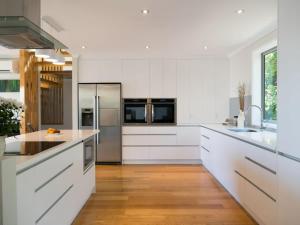 新普利茅斯Magic on Molesworth - 2BR townhouse near CBD的配有白色橱柜和不锈钢器具的厨房