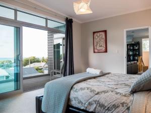 Magic on Molesworth - 2BR townhouse near CBD客房内的一张或多张床位