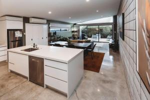 cocina con encimera blanca y comedor en Perfect On Powderham Prime Inner City Location, en New Plymouth 16 fotos más