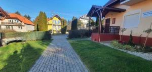 dom z ceglanym chodnikiem w ogrodzie w obiekcie Apartments in Zalakaros 43608 w Zalakaros +2 zdjęcia