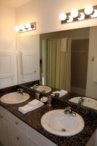 a bathroom with two sinks and a large mirror at Lakeside Vacations in Inverness