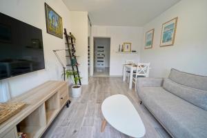 TV a/nebo společenská místnost v ubytování Soft Apartamenty na Starówce