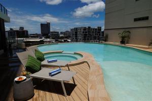 Bassein majutusasutuses Harbour View Apartment On 11th Floor King Bed või selle lähedal