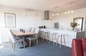 Η κουζίνα ή μικρή κουζίνα στο Hobson Hot Spot - enjoy stunning sea views