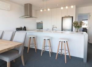 Η κουζίνα ή μικρή κουζίνα στο Hobson Hot Spot - enjoy stunning sea views
