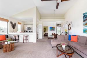 Η κουζίνα ή μικρή κουζίνα στο Gaze out at Panoramic Ocean Views from an Airy Coastal Oasis