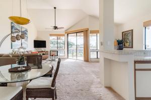 Μια τηλεόραση ή/και κέντρο ψυχαγωγίας στο Gaze out at Panoramic Ocean Views from an Airy Coastal Oasis