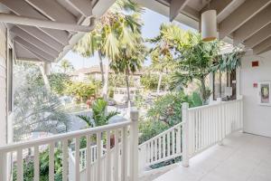 Μπαλκόνι ή βεράντα στο Gaze out at Panoramic Ocean Views from an Airy Coastal Oasis