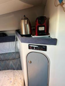 une cuisine dans une caravane avec une bouilloire sur le dessus dans l'établissement Location, à Antibes