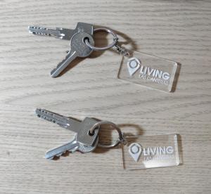 Un par de llaves en una cadena sobre una mesa en Living Las Canteras Homes - Seaview, en Las Palmas de Gran Canaria 22 fotos más