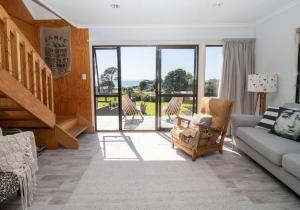 Χώρος καθιστικού στο Aqua Vista On Arden - beachfront bach in Oakura