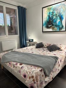 Postel nebo postele na pokoji v ubytování Dormez chez une artiste peintre