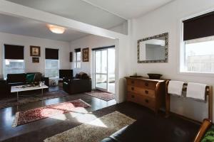 Una televisión o centro de entretenimiento en Surf's Up - pet-friendly Fitzroy lifestyle home