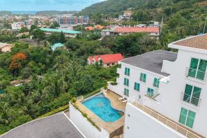 Ka RornにあるC206 Sea-View Condo 5 Min Walk to Kata Beachのプール付きの家の航空写真